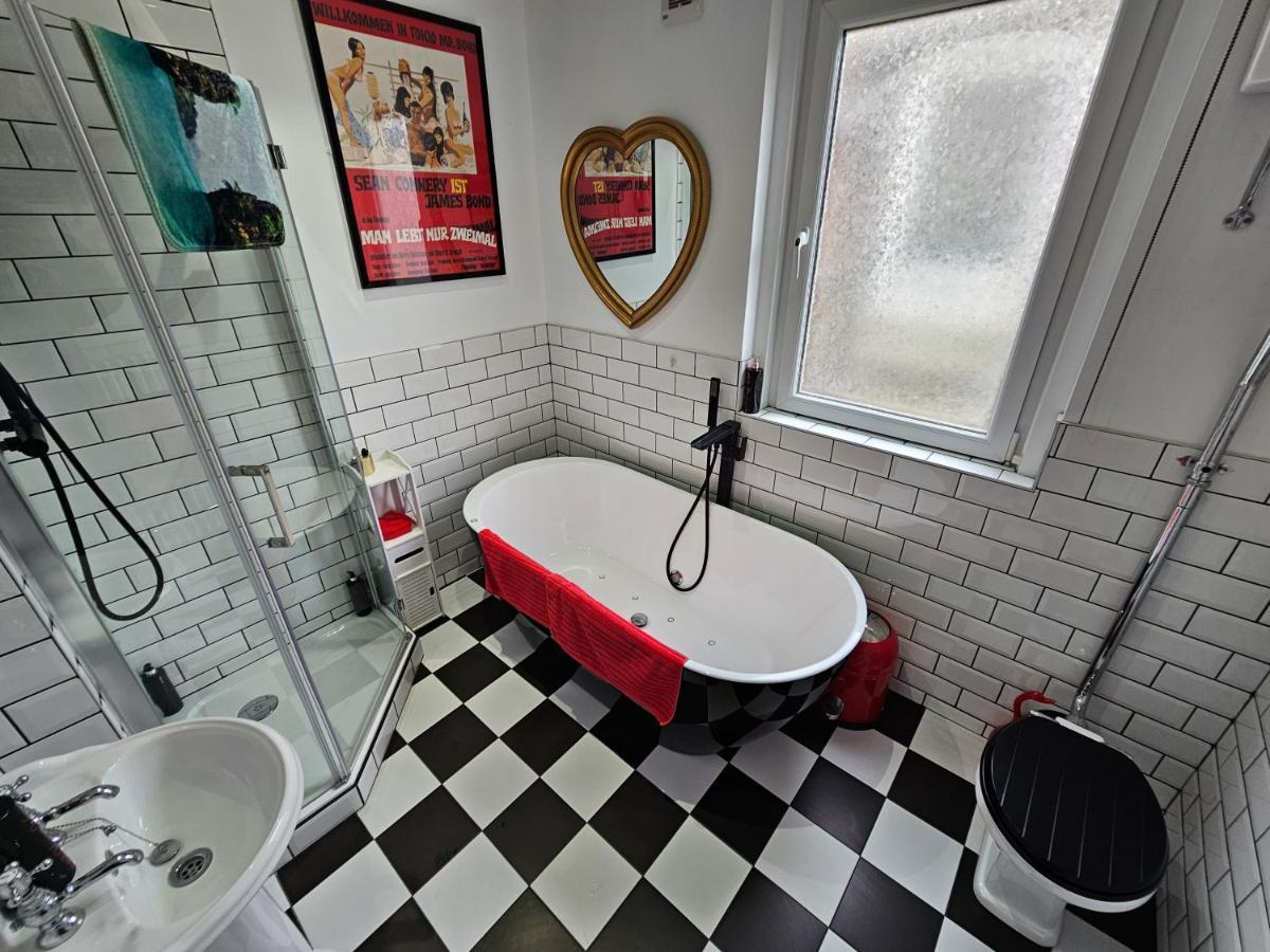 Southsea Royale James Bond 3 Bed Cool Penthouse, Seafront Parking พอร์ตสมัธ ภายนอก รูปภาพ